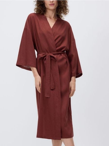 Szlafrok z dodatkiem lnu - karminowy. Czerwone szlafroki damskie Reserved, l, bez wzorów, z lyocellu, bez ramiączek, bez kaptura. W wyprzedaży za 69.99 zł.