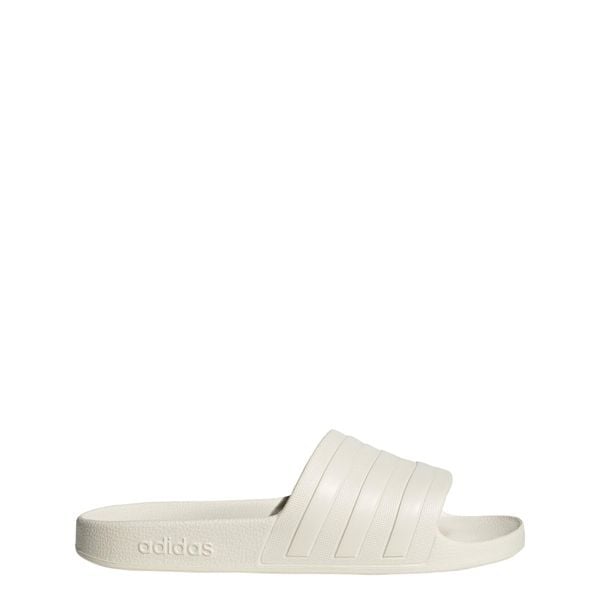 Klapki adilette Aqua. Białe klapki damskie Adidas, bez wzorów, sportowe, bez obcasa, bez zapięcia. Za 99.95 zł.