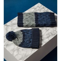 CZAPKA MĘSKA. Niebieskie czapki męskie TOP SECRET, na jesień, bez wzorów, z dzianiny. W wyprzedaży za 24.99 zł.