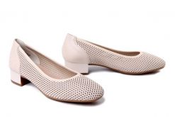 RIEKER 43459-60 beige, czółenka damskie. Brązowe czółenka damskie Rieker, na lato, bez wzorów, bez obcasa, bez zapięcia. Za 329.90 zł.