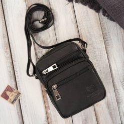 Saszetka męska na ramię skórzana pojemna czarna Paolo Peruzzi T-133-BL. Czarne saszetki i nerki męskie bez wzorów, ze skóry. Za 99.99 zł.