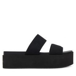 Klapki Calvin Klein Jeans. Czarne klapki damskie Calvin Klein Jeans, bez wzorów, z jeansu, bez obcasa, bez zapięcia. Za 239.99 zł.