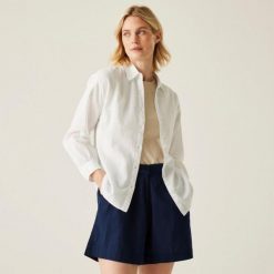 Koszula turystyczna damska Primevere. Białe koszule damskie Regatta, bez wzorów, z bawełny, sportowe, bez kołnierzyka, bez ramiączek. W wyprzedaży za 216.00 zł.