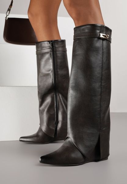 Brązowe Kozaki na Koturnie z Wywiniętą Cholewką z Klamerką Arirass. Brązowe kozaki damskie Born2be, bez wzorów, z jeansu, bez obcasa, na koturnie, bez zapięcia. Za 159.99 zł.