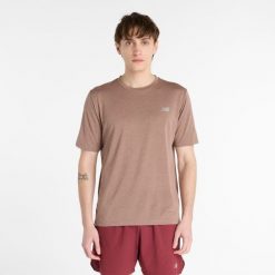 Koszulka męska New Balance MT41253EAT – beżowa. Brązowe koszulki sportowe męskie New Balance, m, bez wzorów, z materiału, bez ramiączek, na fitness i siłownię. Za 199.99 zł.