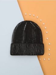 Czapka - czarny. Czarne czapki damskie Sinsay, bez wzorów, z materiału. Za 29.99 zł.