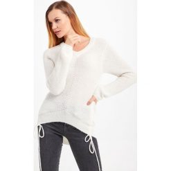 SWETER PATRIZIA PEPE. Białe swetry nierozpinane damskie Patrizia Pepe, m, z aplikacjami, z dzianiny, z asymetrycznym kołnierzem, bez ramiączek. W wyprzedaży za 692.30 zł.