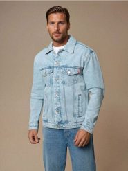 Jeansowa kurtka trucker - niebieski. Niebieskie kurtki męskie Sinsay, l, bez wzorów, z jeansu, bez kaptura. Za 79.99 zł.