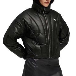 Kurtka PUMA YELLOW DARE TO PUFFER JACKET Czarny. Czarne kurtki sportowe damskie Puma, bez wzorów, z tkaniny, bez ramiączek, bez kaptura, trekkingowe. Za 373.99 zł.