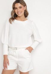 Biała Bluzka o Kroju Nietoperza z Guzikami Jenadwen. Białe bluzki damskie Born2be, uniwersalny, bez wzorów, bez kołnierzyka, bez ramiączek. Za 69.99 zł.