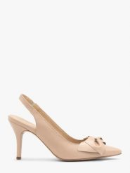 Czółenka typu slingback z kokardką PHOEBE. Brązowe czółenka damskie Ryłko, bez wzorów, z gumy, bez obcasa, na szpilce, bez zapięcia. Za 399.99 zł.
