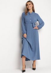 Niebieska Rozkloszowana Sukienka Maxi z Plisowanym Dołem i Wiązanym Paskiem Nollira. Niebieskie sukienki damskie Born2be, bez wzorów, eleganckie, bez kołnierzyka, bez ramiączek, maxi, plisowane. Za 119.99 zł.