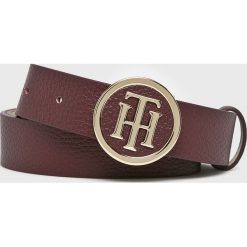 Tommy Hilfiger - Pasek. Brązowe paski damskie Tommy Hilfiger, bez wzorów, z materiału. W wyprzedaży za 179.90 zł.