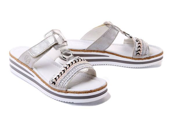 RIEKER V02M6-40 grey, klapki damskie. Szare klapki damskie Rieker, na lato, bez wzorów, bez obcasa, na koturnie, bez zapięcia. Za 319.90 zł.