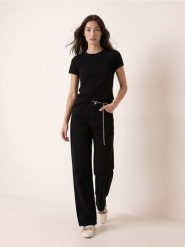 Jeansy wide leg z ozdobnym łańcuszkiem - czarny. Czarne jeansy damskie Sinsay, bez wzorów, z jeansu. Za 69.99 zł.