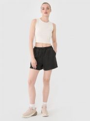 4F Spodenki casual z dzianiny waflowej damskie - czarne S. Czarne szorty damskie 4F, bez wzorów, z bawełny, casualowe. W wyprzedaży za 49.99 zł.