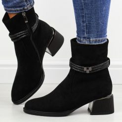 Czarne zamszowe botki damskie na obcasie DiA 880-027. Czarne botki damskie DiA, na jesień, z aplikacjami, z polaru, eleganckie, z okrągłym noskiem, bez obcasa, na obcasie, bez zapięcia. Za 349.00 zł.