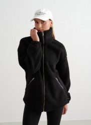 Damska kurtka ocieplana polarem, oversize'owa, rozpinana Pile Jacket czarna. Czarne kurtki sportowe damskie Aim'n, xs, bez wzorów, z materiału, bez ramiączek, bez kaptura, na fitness i siłownię. Za 613.00 zł.