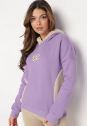 Jasnofioletowa Bawełniana Bluza z Kapturem z Polarem i Naszywką Misia Hestada. Fioletowe bluzy damskie Born2be, z aplikacjami, z bawełny, casualowe, bez ramiączek, z kapturem. Za 99.99 zł.