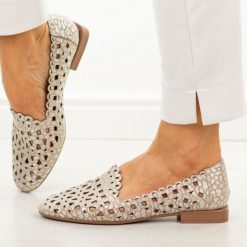 Beżowe skórzane ażurowe półbuty damskie Filippo Dp7710/26. Brązowe półbuty damskie Filippo, na lato, w ażurowe wzory, z jeansu, biznesowe, z okrągłym noskiem, bez obcasa, na płaskiej podeszwie, bez zapięcia. Za 219.00 zł.