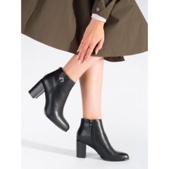 Czarne botki damskie na słupku Sergio Leone. Czarne botki damskie na jesień, bez wzorów, bez obcasa, na słupku, bez zapięcia. Za 245.97 zł.