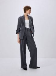 Marynarka z podwiniętymi rękawami - szary. Szare marynarki i żakiety damskie Reserved, bez wzorów, z tkaniny, bez kołnierzyka, bez ramiączek. W wyprzedaży za 119.99 zł.