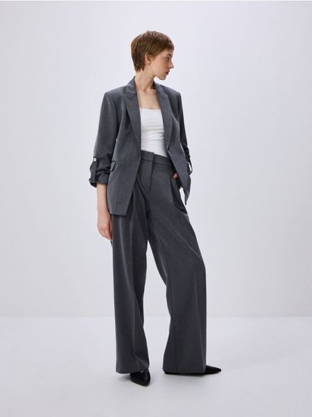 Marynarka z podwiniętymi rękawami - szary. Szare marynarki i żakiety damskie Reserved, bez wzorów, z tkaniny, bez kołnierzyka, bez ramiączek. W wyprzedaży za 119.99 zł.