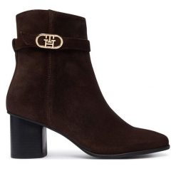 Botki Tommy Hilfiger. Brązowe botki damskie Tommy Hilfiger, bez wzorów, bez obcasa, na słupku, bez zapięcia. Za 699.99 zł.