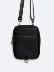 Torba męska typu crossbody ze skóry ekologicznej czarna Matsel 906. Czarne torby na ramię męskie BIG STAR, ze skóry ekologicznej, na ramię, małe. W wyprzedaży za 79.99 zł.