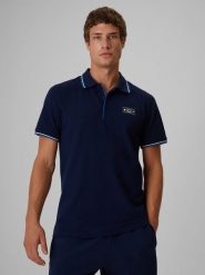 4F Koszulka polo regular męska - granatowa M. Niebieskie koszulki sportowe męskie 4F, m, z aplikacjami, z dzianiny, bez ramiączek, tenisowe. Za 99.99 zł.