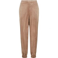 Damskie spodnie dresowe z wysokim stanem wykonane z weluru, o kroju z bufiastymi. Brązowe spodnie sportowe damskie Urban Classics, bez wzorów, z dresówki, sportowe, z podwyższonym stanem, długie. Za 198.50 zł.