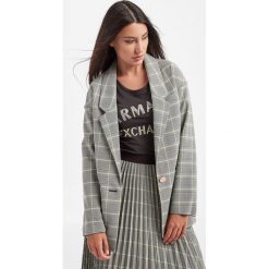 Marynarka w kratę ARMANI EXCHANGE. Marynarki i żakiety damskie Armani Exchange, bez wzorów, bez kołnierzyka, bez ramiączek. W wyprzedaży za 660.87 zł.