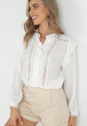 Biała Koszula z Guzikami i Ozdobną Koronką Penelina. Białe koszule damskie Born2be, l, bez wzorów, z koronki, eleganckie, bez kołnierzyka, bez ramiączek. Za 69.99 zł.