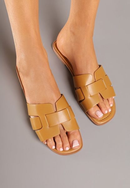 Jasnobrązowe Klapki z Geometryczną Cholewką Pollevela. Brązowe klapki damskie Renee, bez wzorów, bez obcasa, na płaskiej podeszwie, bez zapięcia. Za 49.99 zł.