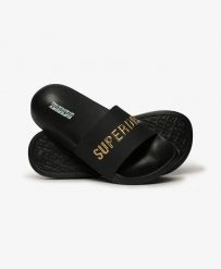 Superdry Vegan Logo Pool Klapki – Black/Metallic Gold. Czarne klapki damskie Superdry, bez wzorów, z poliesteru, bez zapięcia. Za 184.70 zł.