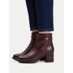 Botki Lasocki. Czerwone botki damskie Lasocki, bez wzorów, bez obcasa, na słupku, bez zapięcia. Za 279.99 zł.