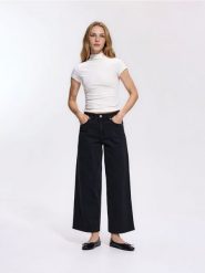 Jeansy wide leg z krótszą nogawką - czarny. Czarne jeansy damskie Reserved, bez wzorów, z bawełny, krótkie. Za 129.99 zł.