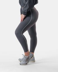 Damskie legginsy z wysokim stanem i kontrastowym lampasem na siłownię – szary. Szare legginsy damskie AESTHETIC WOLF, bez wzorów, z dzianiny. Za 239.99 zł.