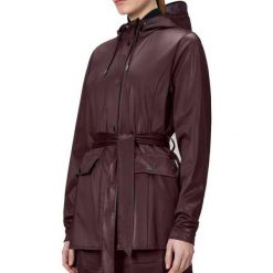 Kurtka RAINS CURVE JACKET W3 Bordeaux. Czerwone kurtki męskie Rains, bez wzorów, z syntetyku, bez kaptura. Za 485.34 zł.