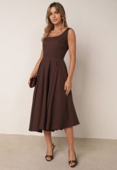 Brązowa Koktajlowa Sukienka o Rozkloszowanym Kroju z Kieszeniami Stinofto. Brązowe sukienki damskie Born2be, na imprezę, l, bez wzorów, z poliesteru, eleganckie, bez kołnierzyka, bez ramiączek, kopertowe. Za 299.99 zł.