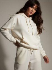 Dresowa bluza hoodie z kieszenią - kremowy. Białe bluzy damskie Sinsay, l, bez wzorów, z dresówki, bez ramiączek, bez kaptura. W wyprzedaży za 22.99 zł.