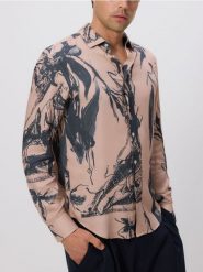 Wzorzysta koszula regular fit - różowy. Czerwone koszule męskie Reserved, l, bez wzorów, z tkaniny, bez kołnierzyka, bez ramiączek. W wyprzedaży za 69.99 zł.