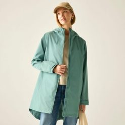 Damska kurtka wodoodporna z kapturem Brianka Longline. Białe kurtki sportowe damskie Regatta, m, bez wzorów, z materiału, bez ramiączek, z kapturem, trekkingowe. Za 239.99 zł.