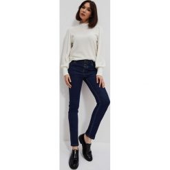 Jeansy push up zapinane na guziki granatowe. Niebieskie jeansy damskie MOODO, bez wzorów, z bawełny, długie. W wyprzedaży za 44.99 zł.