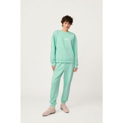 Bluza Kubota miętowa damska. Zielone bluzy damskie Kubota, xs, bez wzorów, z materiału, casualowe, bez ramiączek, bez kaptura. W wyprzedaży za 119.99 zł.