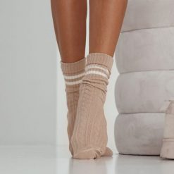 Skarpetki damskie warkocz z paskami 1072 beż. Brązowe skarpetki damskie Milena, bez wzorów, z bawełny. Za 19.90 zł.
