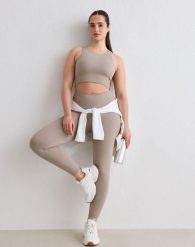 Damskie legginsy prążkowane, bezszwowe, wysoki stan, squat proof petite beżowe. Brązowe legginsy damskie Aim'n, bez wzorów, z dzianiny. Za 254.00 zł.