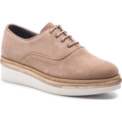 Oxfordy TOMMY HILFIGER - Easy Feminine Lace Up Shoe FW0FW03957 Portabella 029. Brązowe półbuty damskie Tommy Hilfiger, bez wzorów, ze skóry, bez obcasa, na płaskiej podeszwie, bez zapięcia. W wyprzedaży za 319.00 zł.