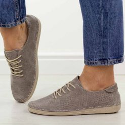 Taupe ażurowe skórzane półbuty damskie S.Barski 7080. Półbuty damskie S.BARSKI, na jesień, w ażurowe wzory, z jeansu, casualowe, bez obcasa, na płaskiej podeszwie, bez zapięcia. Za 249.00 zł.