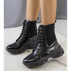 Czarne botki Sedile. Czarne botki damskie bez wzorów, ze skóry ekologicznej, eleganckie, bez obcasa, bez zapięcia. Za 142.06 zł.